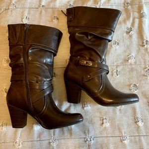 Size 8.5 W wide calf Brown Boots. Like new.